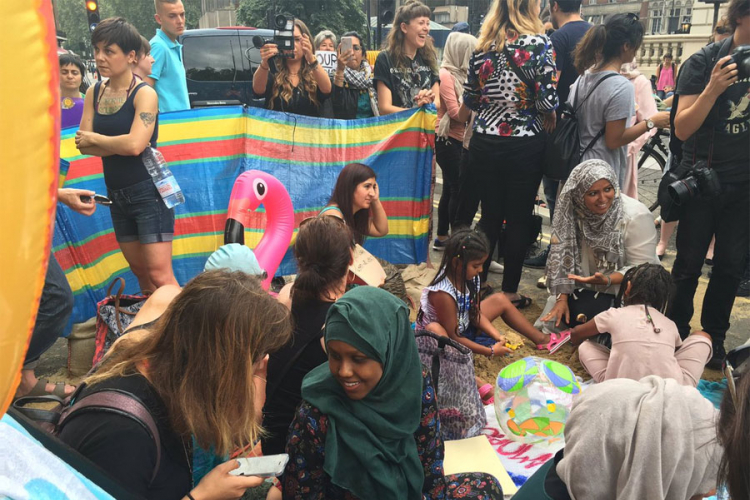 London: Protest protiv zabrane burkinija u Francuskoj (VIDEO)