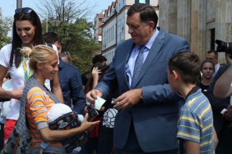 Dodik počastio majku s djetetom sa 100 evra