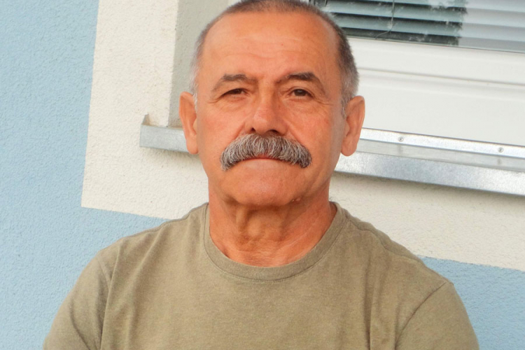 Jedina privilegija živog pjesnika je ta što je živ