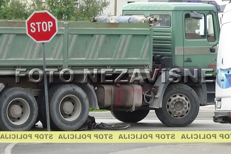 Tragedija u Sanskom Mostu: Kamion pregazio ženu (FOTO)