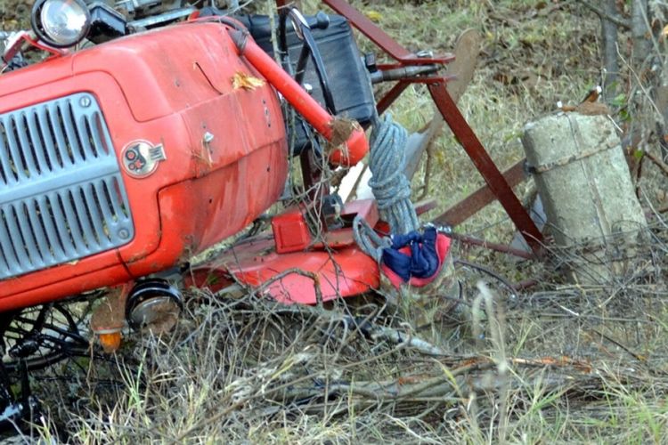 Užas na Manjači: Traktor se otisnuo i pregazio starca