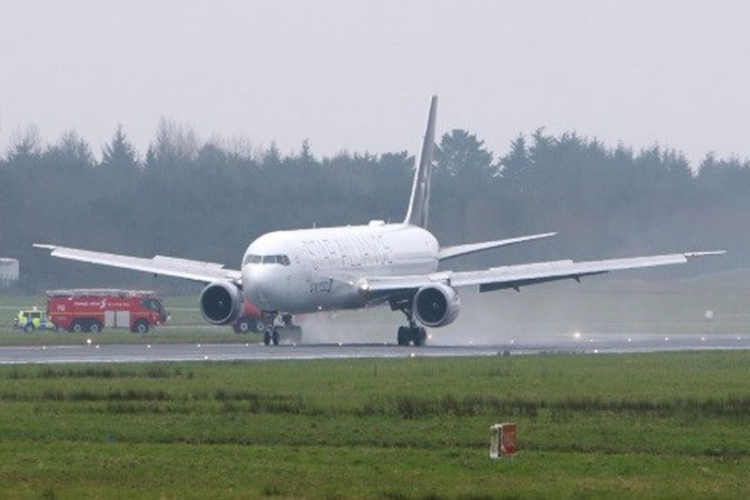 Irska: Avion prinudno sletio, šesnaest ljudi povređeno