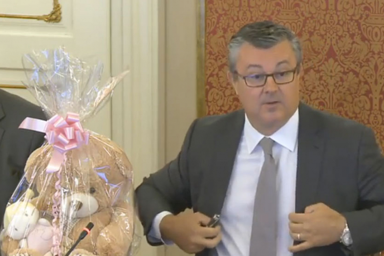 Orešković s plišanim medom na sjednici vlade (VIDEO)