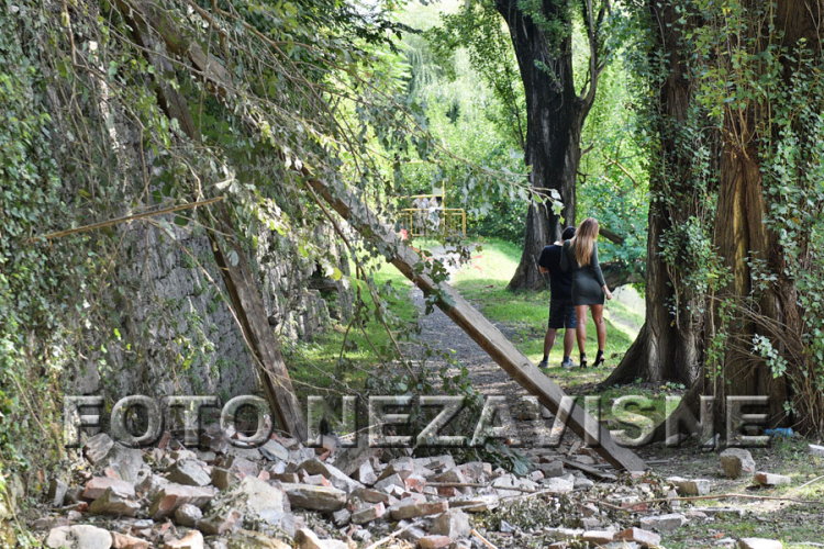 Prave selfije pored urušenih zidina Kastela (FOTO)