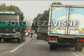 Stravičan udes kod Prijedora: Motociklista podletio pod kamion