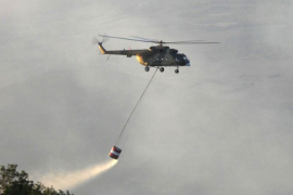 Helikopter OS BiH pomaže vatrogascima u Trebinju