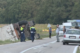 Vozač kamiona teško povrijeđen u Bijeljini (FOTO)