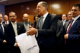 Lavrov u pauzi pregovora donio novinarima picu i votku