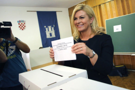 Kitarovićeva sa telefonom na glasanje