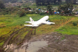 Indonežanski teretni avion završio u livadi kraj piste (VIDEO)