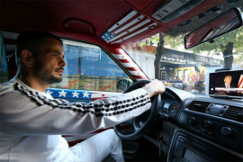 Taksista zarađuje „vozajući Trampa“ po Tirani (FOTO)