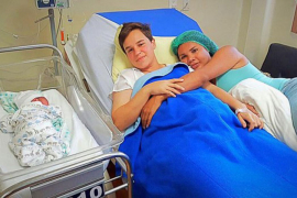 Prvi transrodni par na svijetu koji je dobio bebu (FOTO)