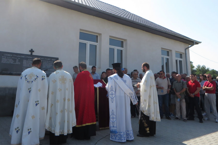 Polomljena tabla sa imenima srpskih žrtava