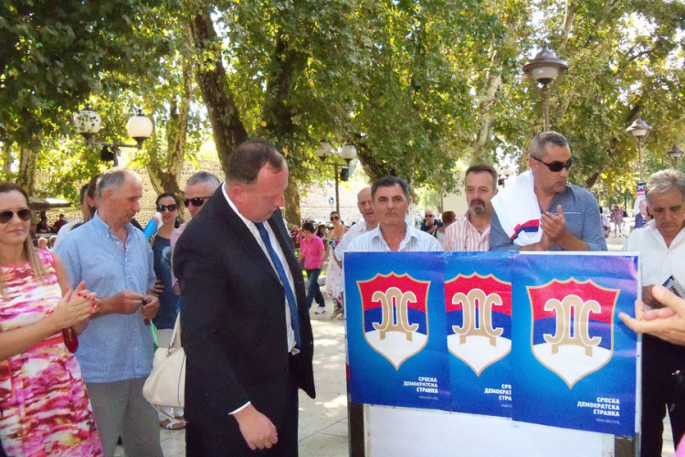 Trebinjski SDS zalijepio prvi plakat