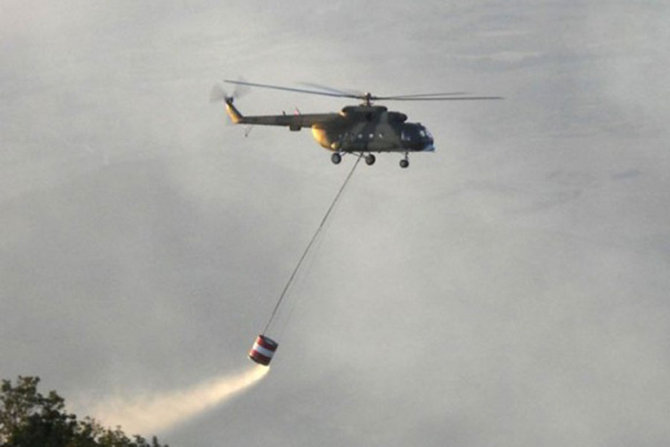 Helikopter OS BiH pomaže vatrogascima u Trebinju