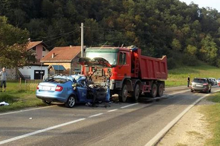 Teška nesreća kod Zvornika: Poginuo bračni par, djevojčica u teškom stanju