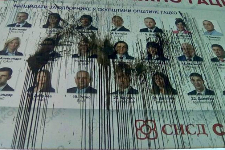 Mašinskim uljem na kandidate SNSD-a