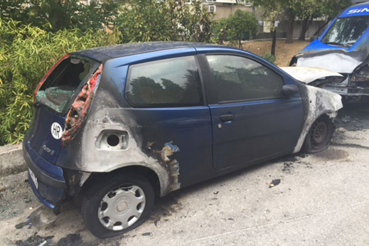 Split: Izgorila dva automobila