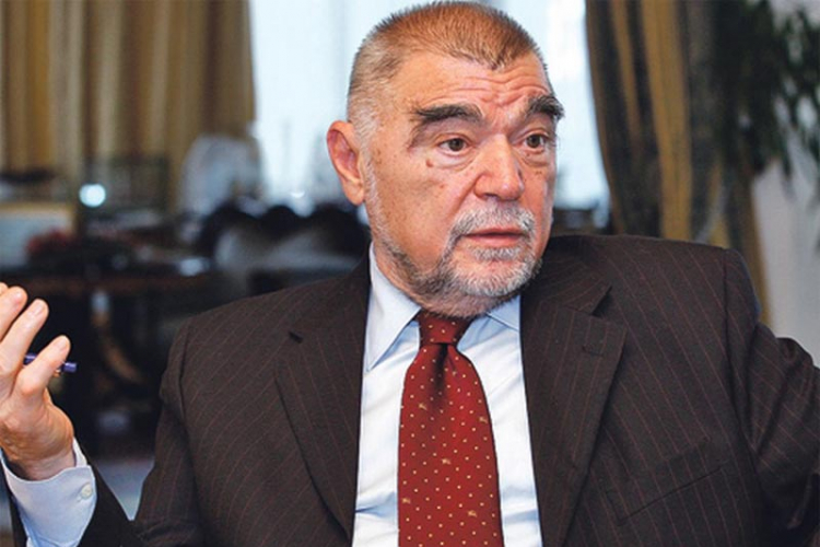 Mesić: Neozbiljno govoriti o špijunskoj aferi Srbije i Hrvatske