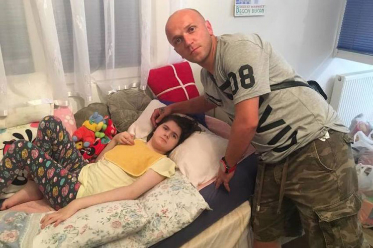 Majka optužuje za prevaru, humanitarac sve negira
