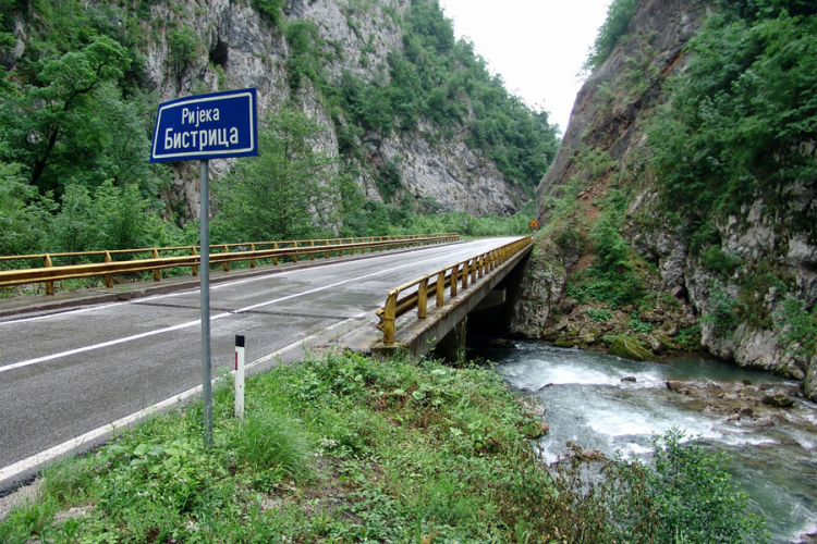 Poginula djevojka, petero povrijeđeno, vozila nakon sudara završila u rijeci
