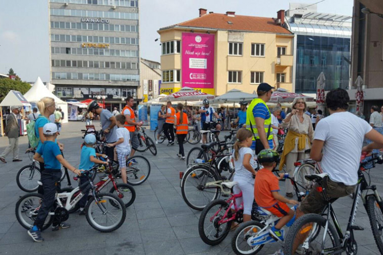 Veliki broj Banjalučana družio se na biciklima: Biciklijada za velike i male