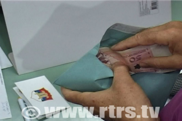 Skandalozno: Dobojski SDS novcem grada kupuje glasove penzionera (VIDEO)