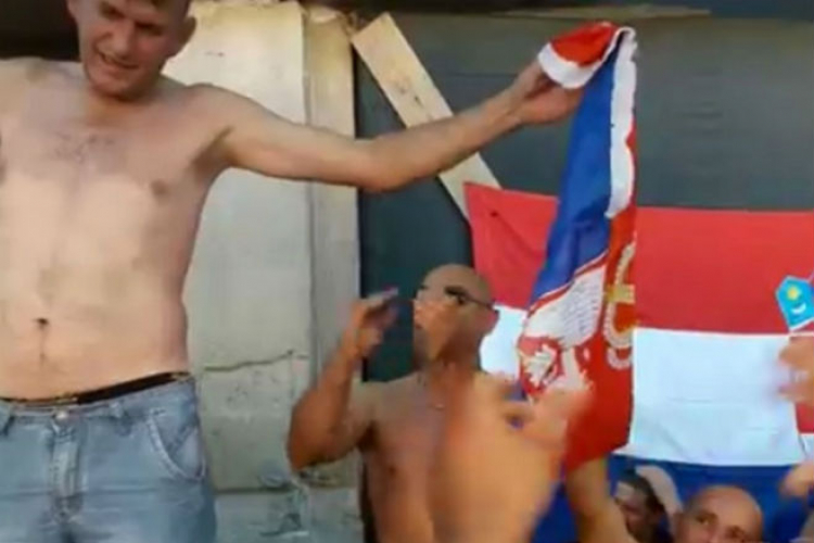 Krivične prijave zbog paljenja zastave Srbije u Kninu (VIDEO)