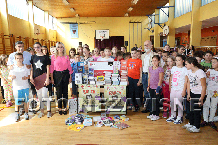 Banjaluka: "Mikrofin" uručio donaciju OŠ "Stanko Rakita"