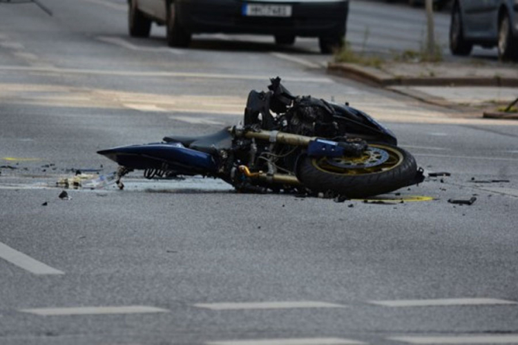 U saobraćajnoj nesreći poginuo devetnaestogodišnji motociklista