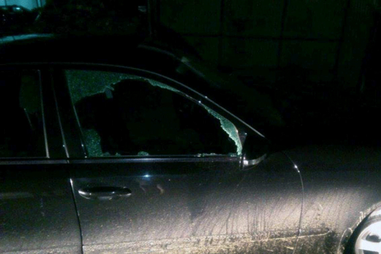 Razbijena stakla na automobilu kandidata za načelnika Šamca
