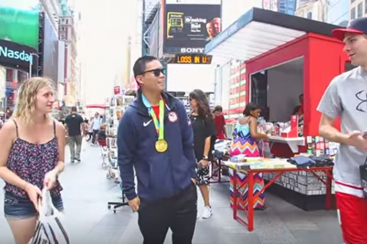 Izašao na ulicu i glumio da je osvojio medalju na Olimpijadi (VIDEO)