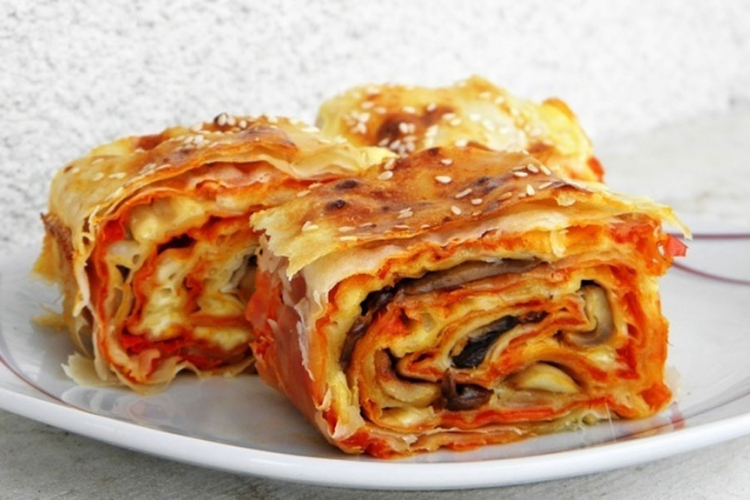 Pita sa ajvarom, sirom i šampinjonima 