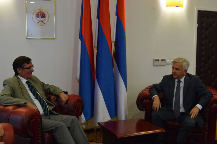 Čubrilović sa ambasadorom Srbije: Skupština ostaje dosljedna ranije donesenim odlukama 