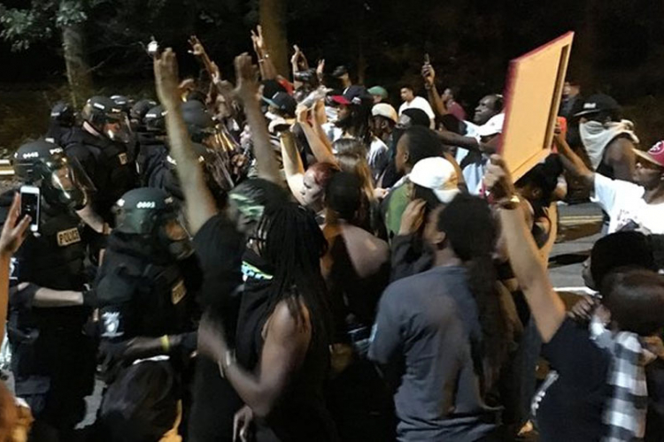 Afroamerički policajac ubio Afroamerikanca, protesti građana (VIDEO)