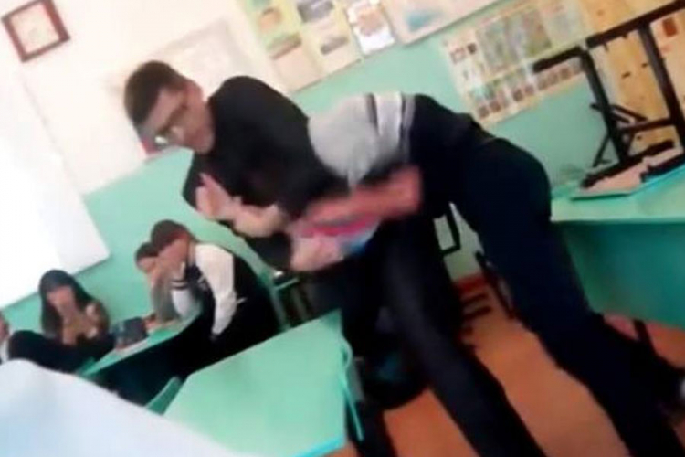 Nastavnik ostao bez posla zbog tuče s učenikom (VIDEO)