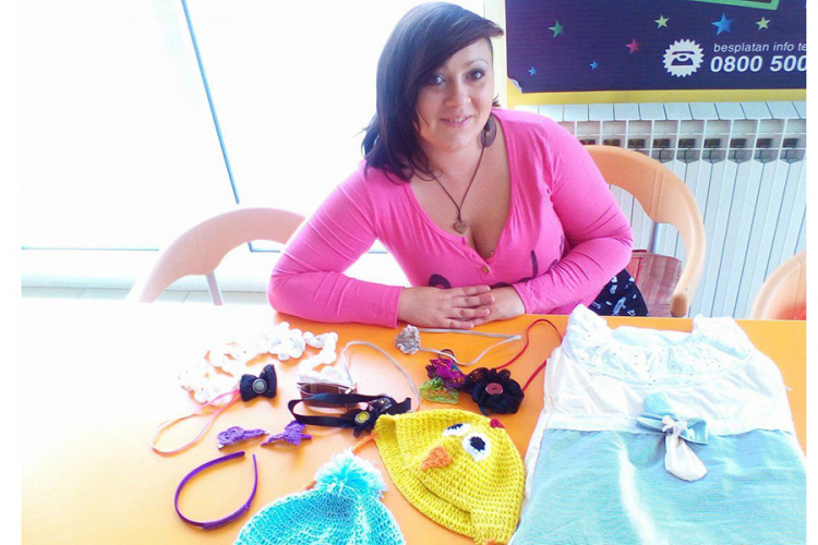 Aleksandra Nikić: Ljubav prema mališanima utkala u rukotvorine (FOTO)