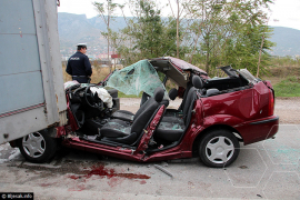 Mostar: Fordom podletio pod kamion, vatrogasci sjekli krov da izvuku ...