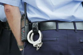 Bacao drogu kroz prozor, udario policajca i službeno vozilo