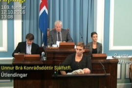 Poslanica dojila bebu za govornicom u uživo prenosu (VIDEO)