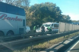 Bolničko vozilo udarilo u autobus, povrijeđena pacijentkinja