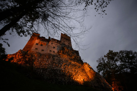 Iskoriste svoj vampirski duh i osvojite noćenje u Drakulinom zamku ...