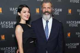 Mel Gibson na crvenom tepihu sa 35 godina mlađom djevojkom (VIDEO)