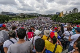 Protesti opozicije u Venecueli: Policajac poginuo, više od 120 ...