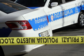 Derventa: Izbacio suprugu iz auta, pa joj pregazio prste