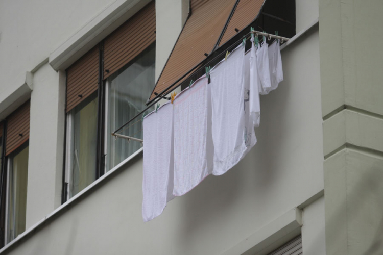 Upozorenja zbog prolijevanja vode i kačenja veša