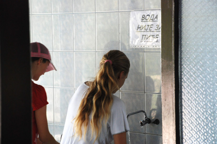Školske slavine i dalje opasne