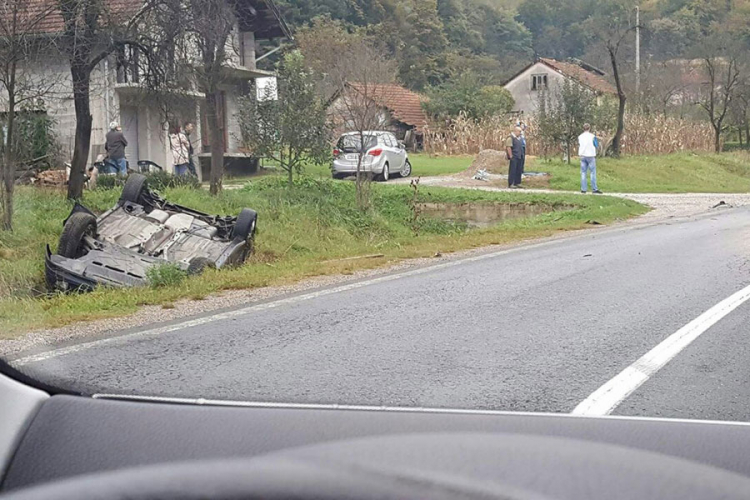 Banjaluka: Udes u Zelenom viru, auto završio u jarku (FOTO)