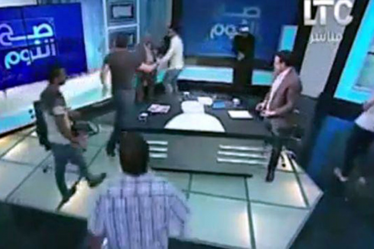 Dobio cipelom po glavi jer je rekao da muslimani mogu da piju alkohol (VIDEO)