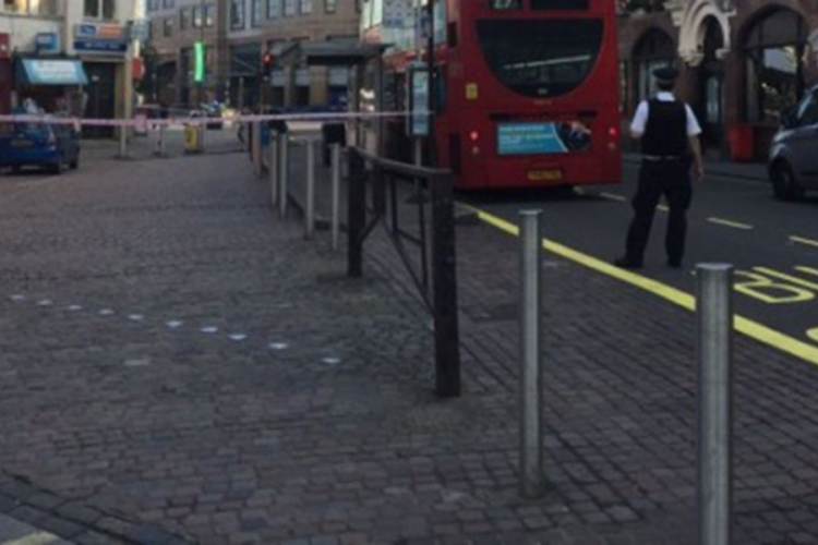 Drama u Londonu: Policija uništila sumnjivi paket (FOTO)
